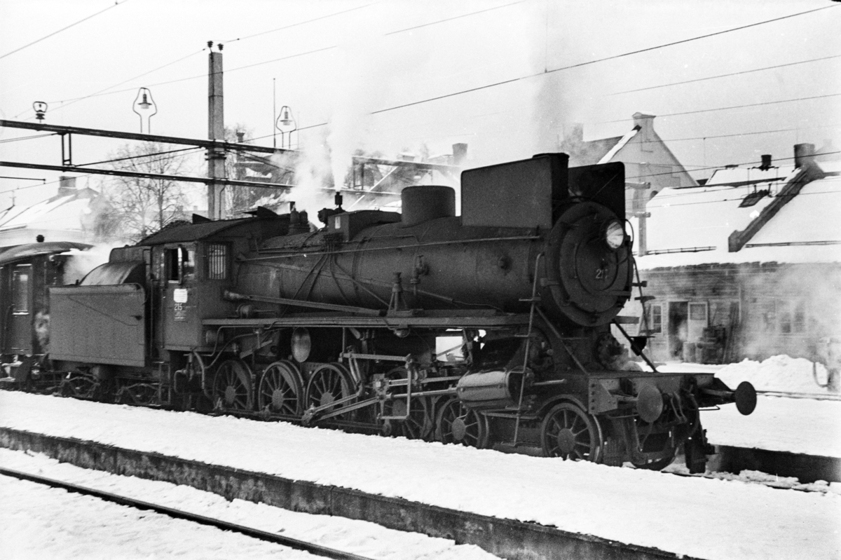 Damplokomotiv type 26a nr. 215 med dagtoget fra Oslo Ø til Trondheim over Røros, tog 301, på Hamar stasjon.