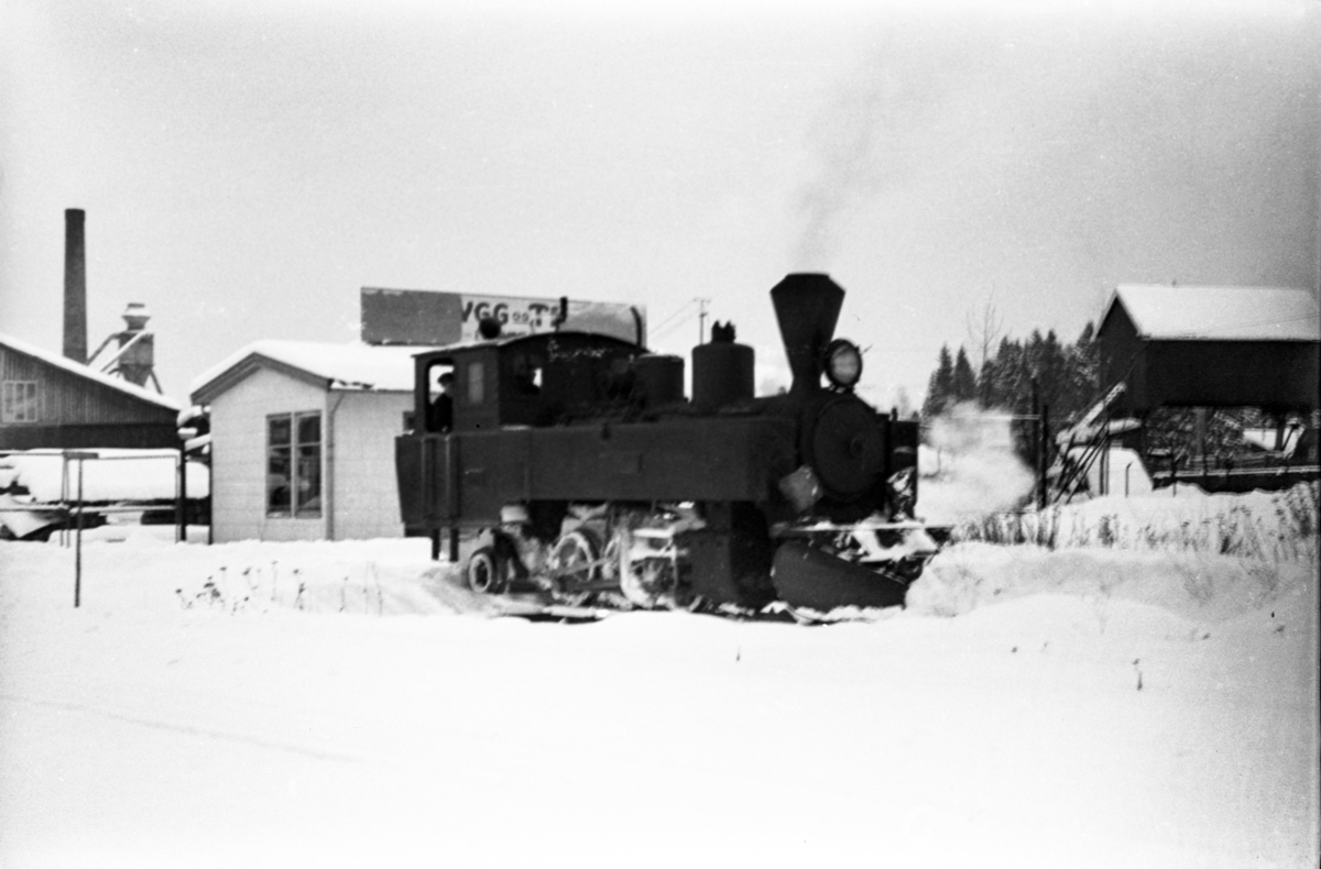 Aurskog-Hølandbanens damplokomotiv nr. 6 HØLAND på svingskiven på Sørumsand stasjon.