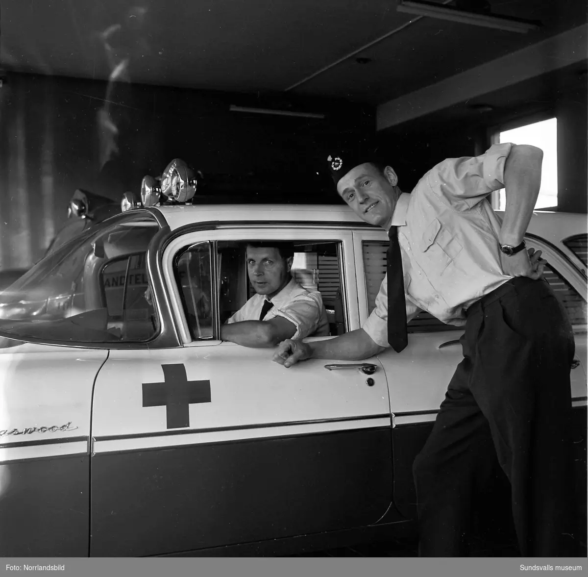 Reportagebilder om de som jobbar på midsommar. En man sköter Alnöfärjan, polisen tar hand om buset, ambulansförare som är redo att rycka ut samt en kvinna som kopplar samtal på telegrafen.