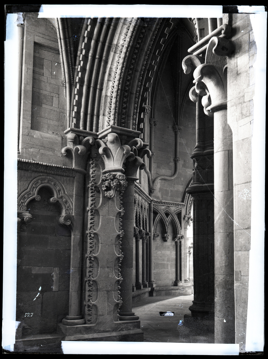 Ambulatorium, koromgangen i oktogonen i Nidarosdomen. Bilde tatt fra nordre kapell mot øst. Gotisk arkitektur.
