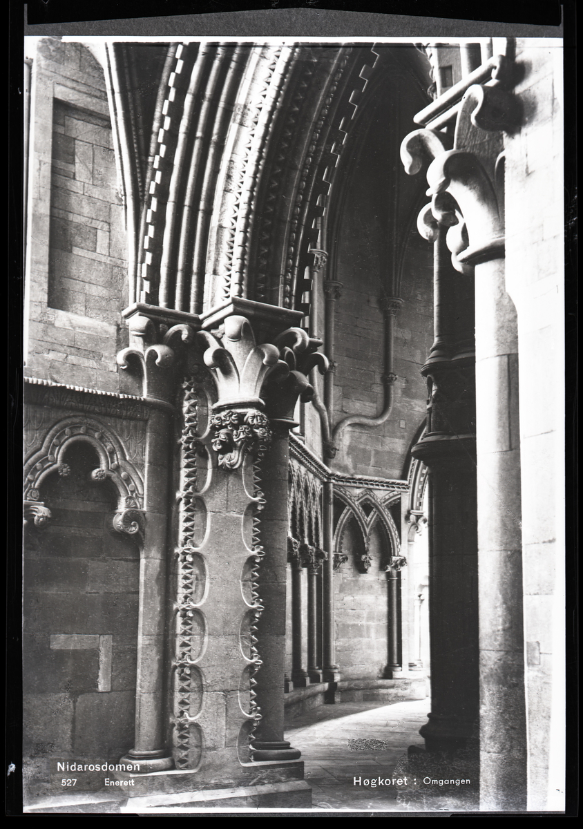 Avfotografert postkort. Ambulatorium, koromgangen i oktogonen i Nidarosdomen. Bilde tatt fra nordre kapell mot øst. Gotisk arkitektur.
