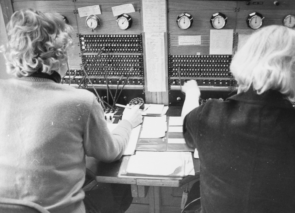 Fra telegrafsentral 2 damer i arbeidl. Reportasje i Helgeland Arbeiderblad torsdag 10 mai 1977. "Når telegrafstasjonene nedlegges"
