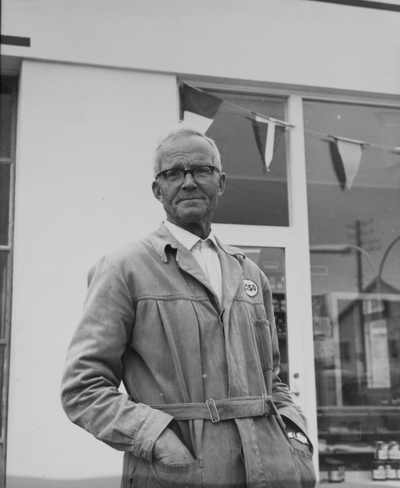 Hattfjelldal. Karl Helmersen ved Esso bensinstasjon.
I forbindelse med Hattfjelldal Kommunes 100 års jubileum sommeren 1962.