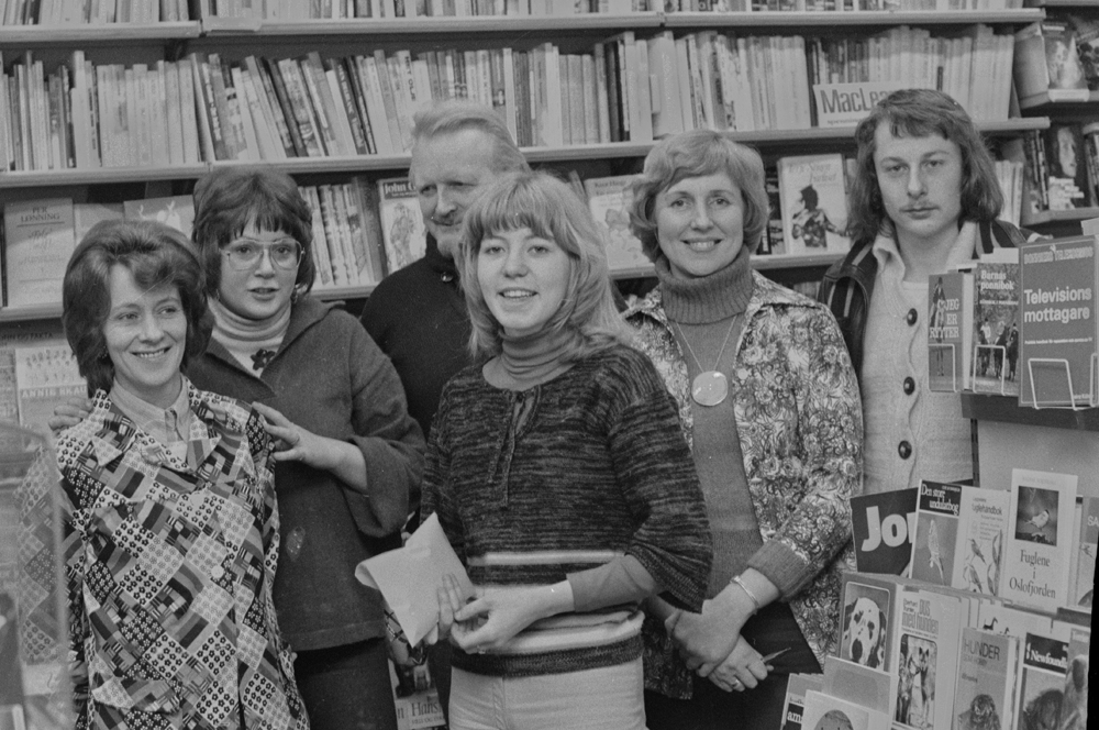 De ansatte hos Joh Pettersens bokhandel.
Fra venstre: Randi Heggelund, Ragnhild (Fjelldal) Forshaug, Heidi Fossmo, Brynhild Bing, Hans R Døsen og Reidar Andreassen