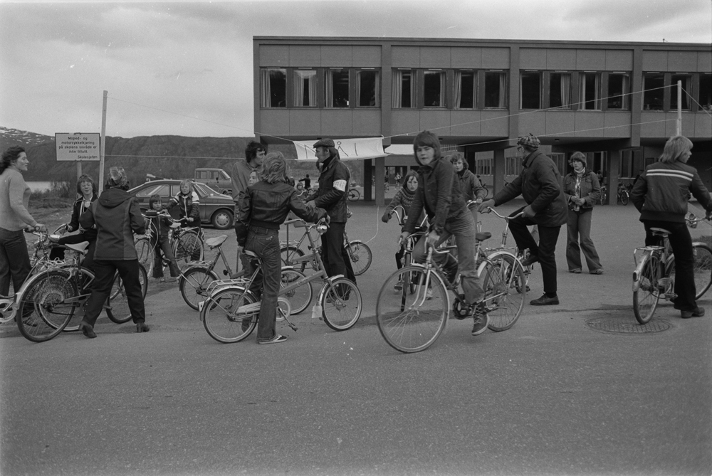 Mange ungdommer og voksne med sykler utenfor Sandnessjøen Videregående Skole.
I forbindelse med trimløp på sykkel.
