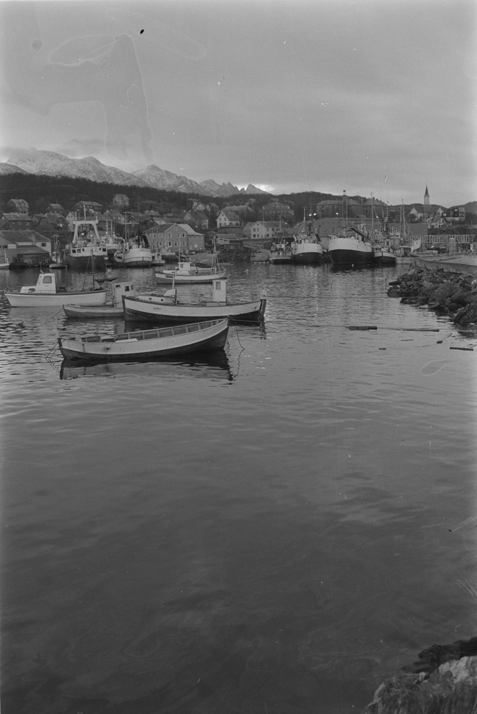 Springflo i Sandnessjøen. Fra havna fra Holmen mot slipen. Motorbåter, sjark, m.m.
