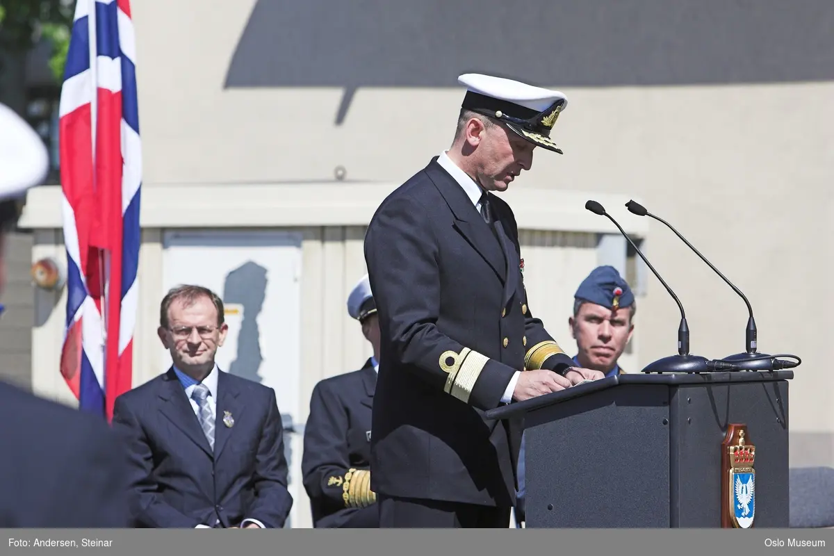 Politiker, militær, marine. forsvarsminister, forsvarssjef, uniform, talerstol, publikum, tilskuere, presse, media, korps, gaveoverrekkelse, parade, båt