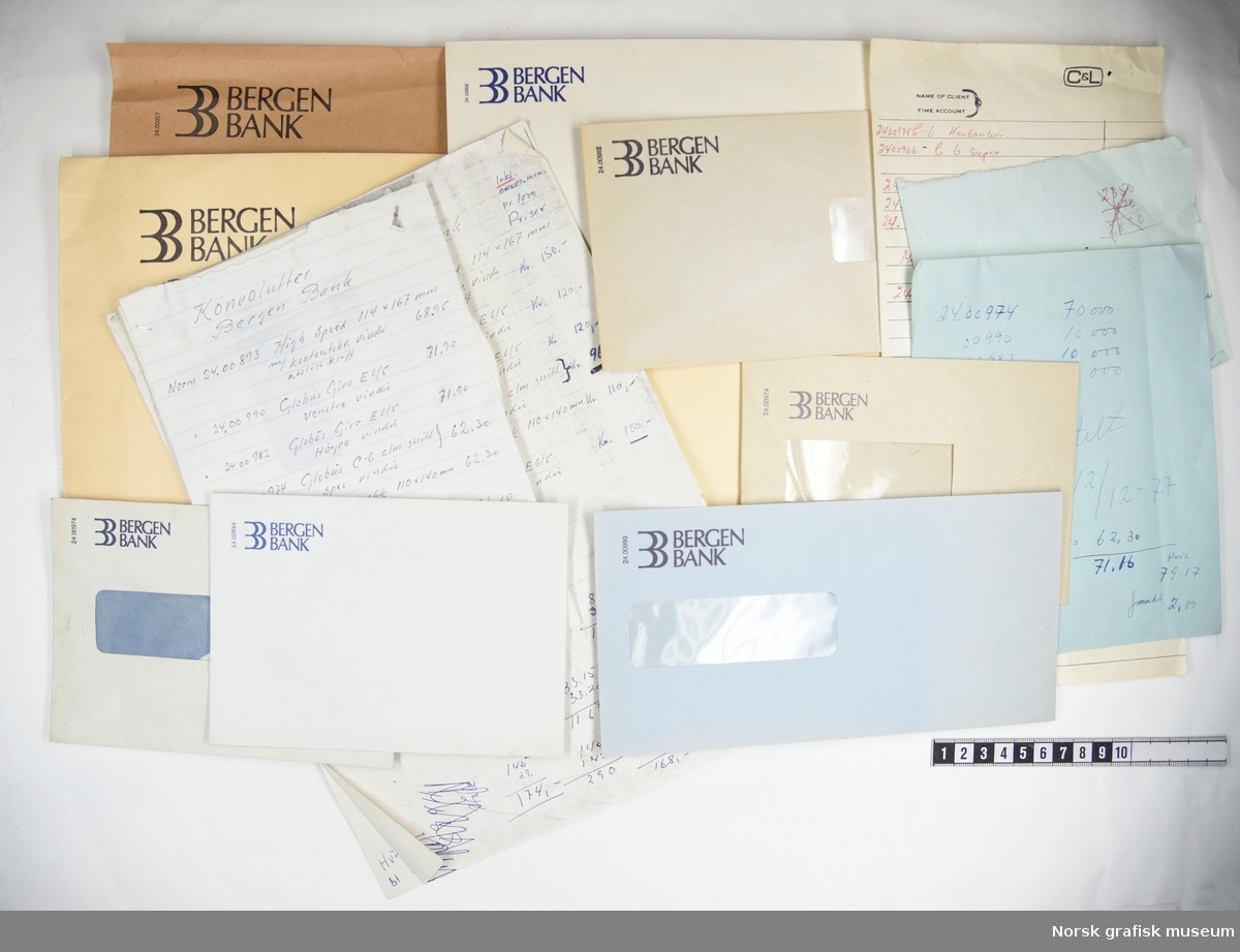 En samling konvolutter og notat om bestillinger.