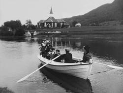 Familien Bakken på rotur i Skjerva 1908. Bak sees Dolstad Ki