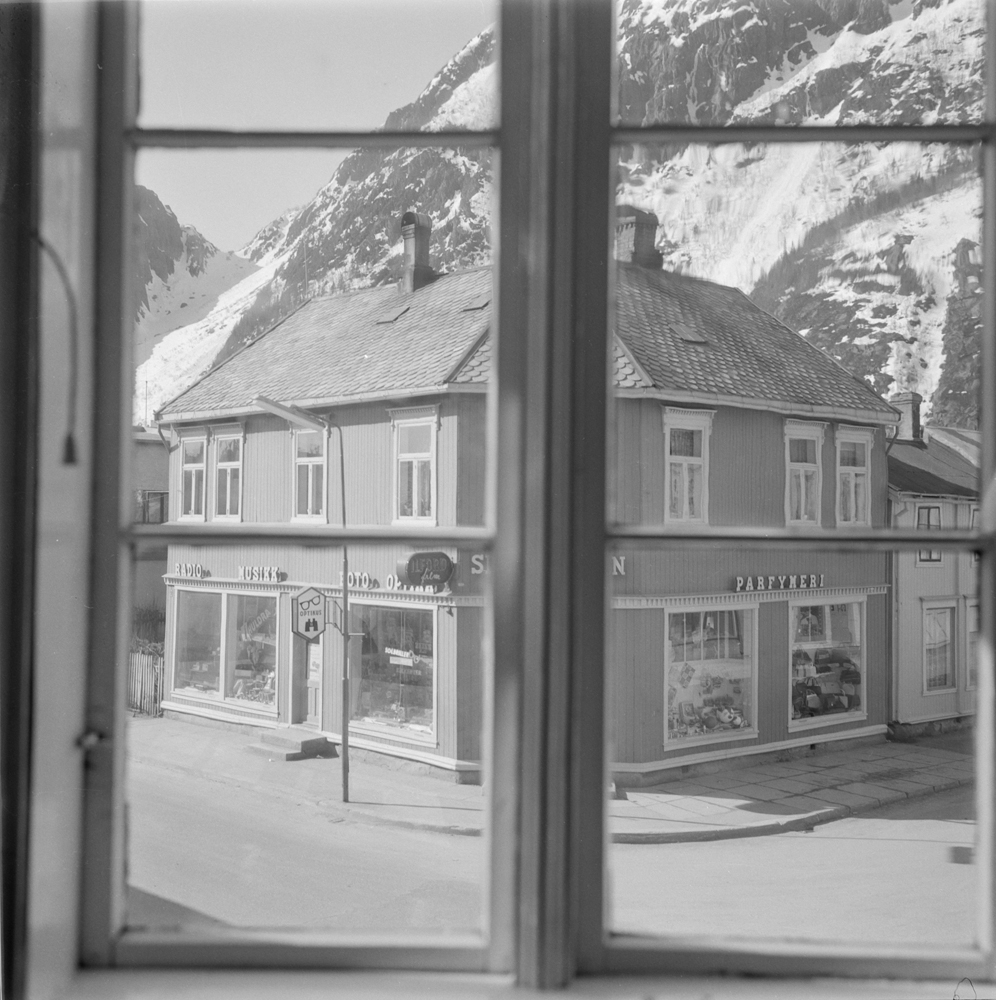 Utsikt fra hjørnekontor i Helgeland Arbeiderblads lokaler i Peter Bechs gate. Vi ser forretningen til Optikus Sigvald Johnsen.
