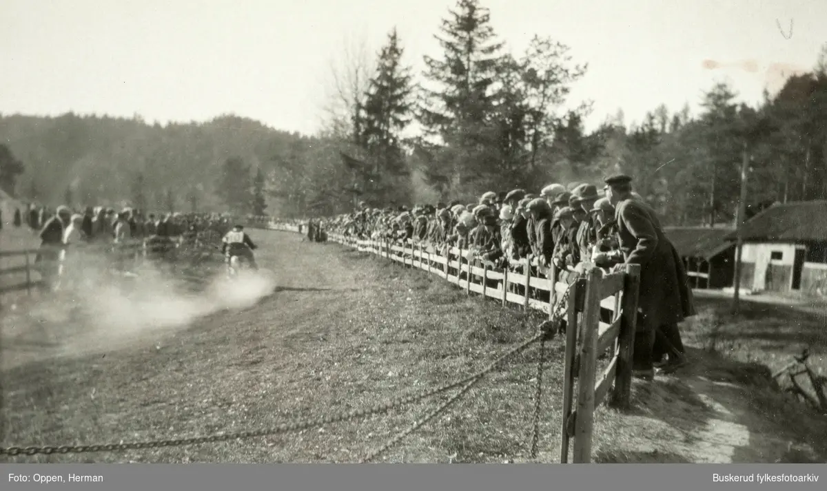 Motorsykkel race  på Benterud stadion i Hønefoss.
Hermann Oppen på langsiden