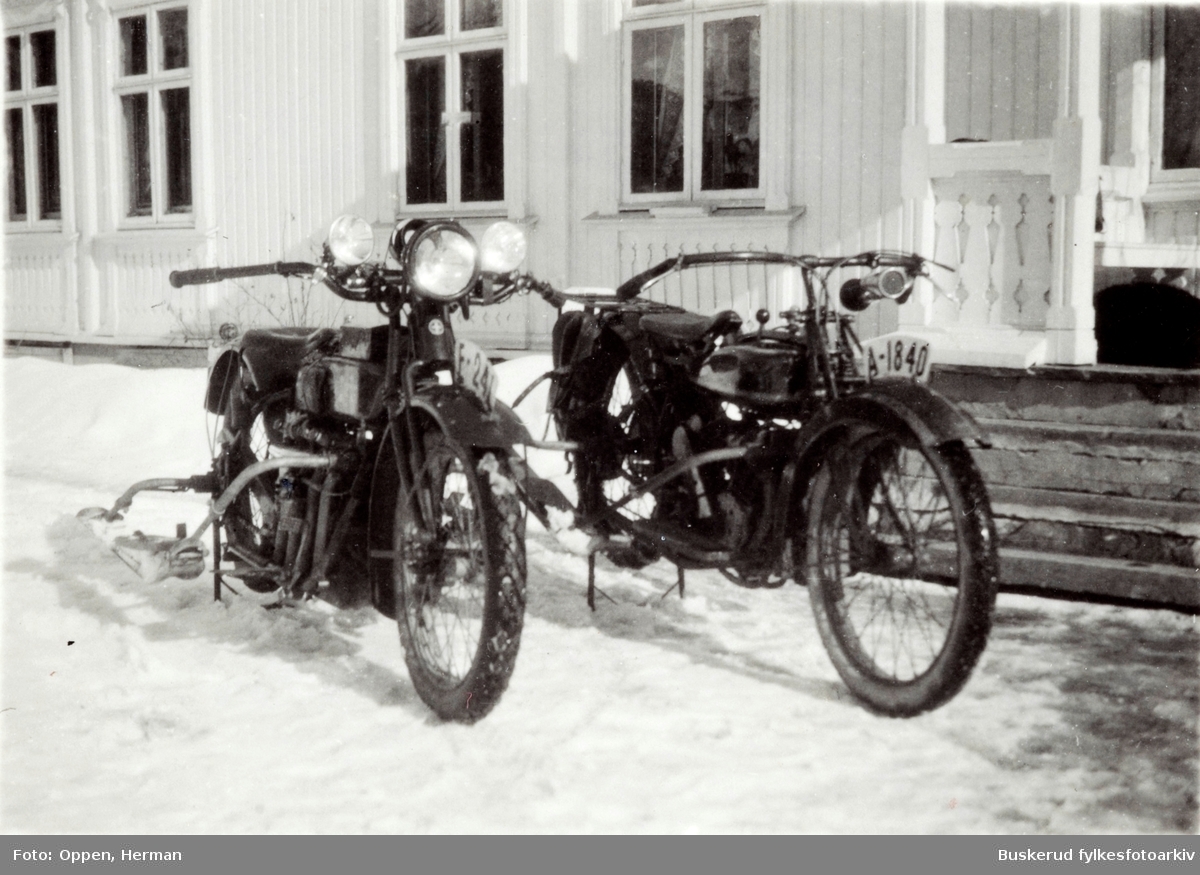 To parkerte motorsykler på Øvre Lundesgaard på Sokna, om vinteren.
Motorsykkelen til høyre i motivet er en Husqvarna med skilt A-1840 og motorsykkelen til venstre med skilt E-241 er en 4 sylindret amerikansk Henderson.

