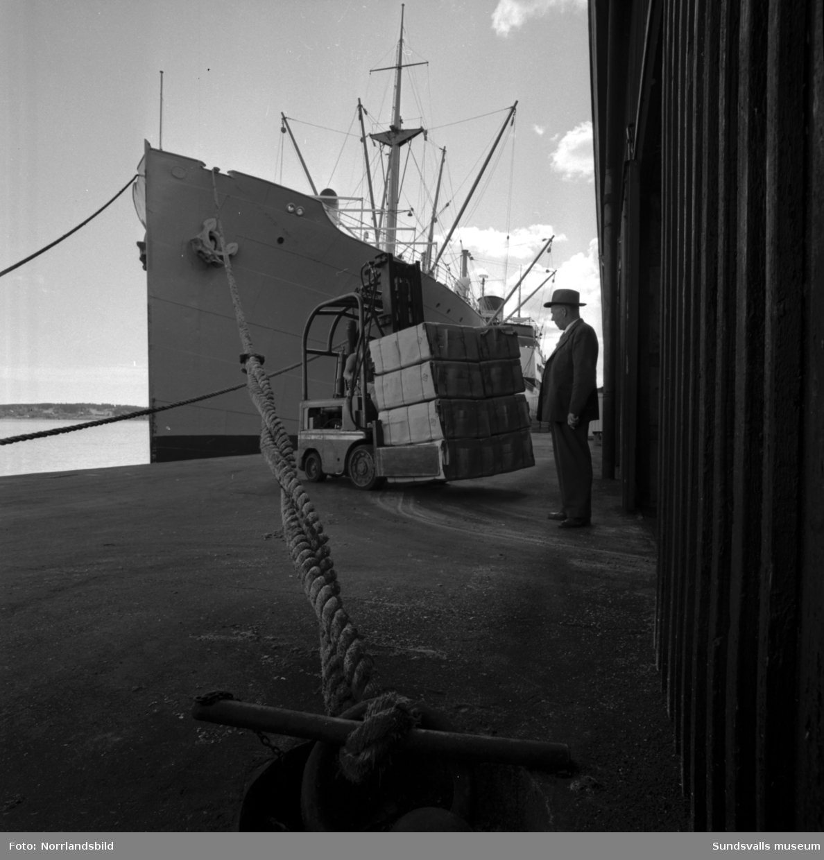 Lastning av pappersmassa för export, fartyget Nordstjernan i Östrand.