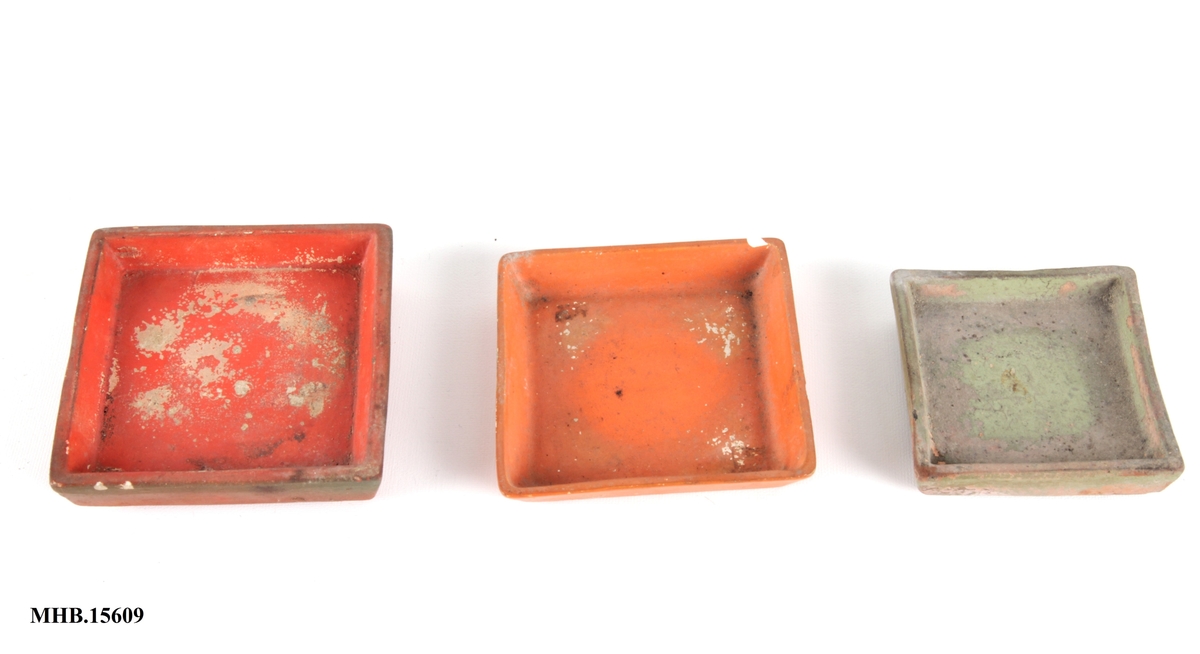 Tre kvardratiske små blomsterskåler i keramikk.  Ulik størrelse.