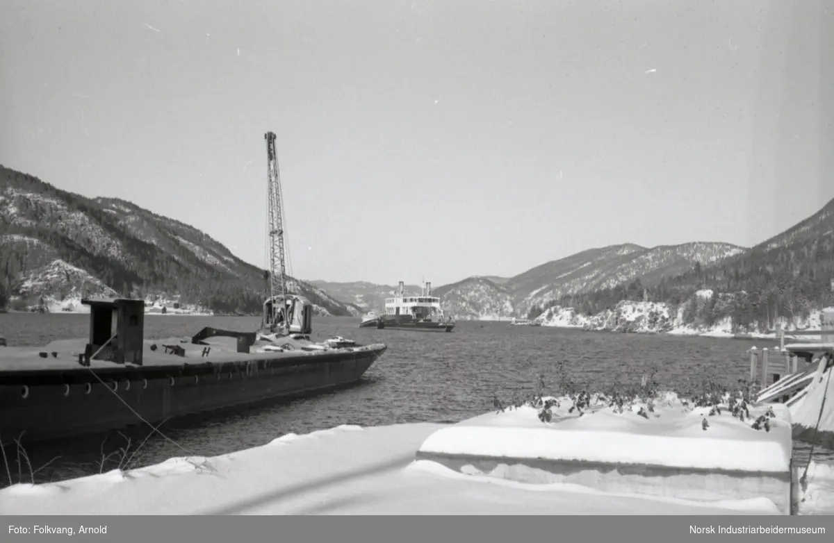 D/F Ammonia havari 29.10.1970. Slippsetting av Ammonia 8 dager etter ulykken. Skroget til D7F Rjukanfos til venstre.