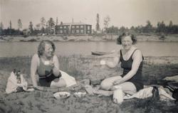 Gunvor Moe og Dagny Engelsen på stranda på ferie i 1935. I b