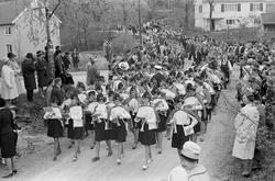 Korpsmusikanter i uniformer for jenter deltar i barnetog.