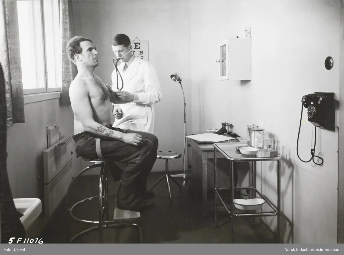 Fra sanitetsstasjonen. Dr. Med. Eyvind Thiis-Evensen undersøker en pasient