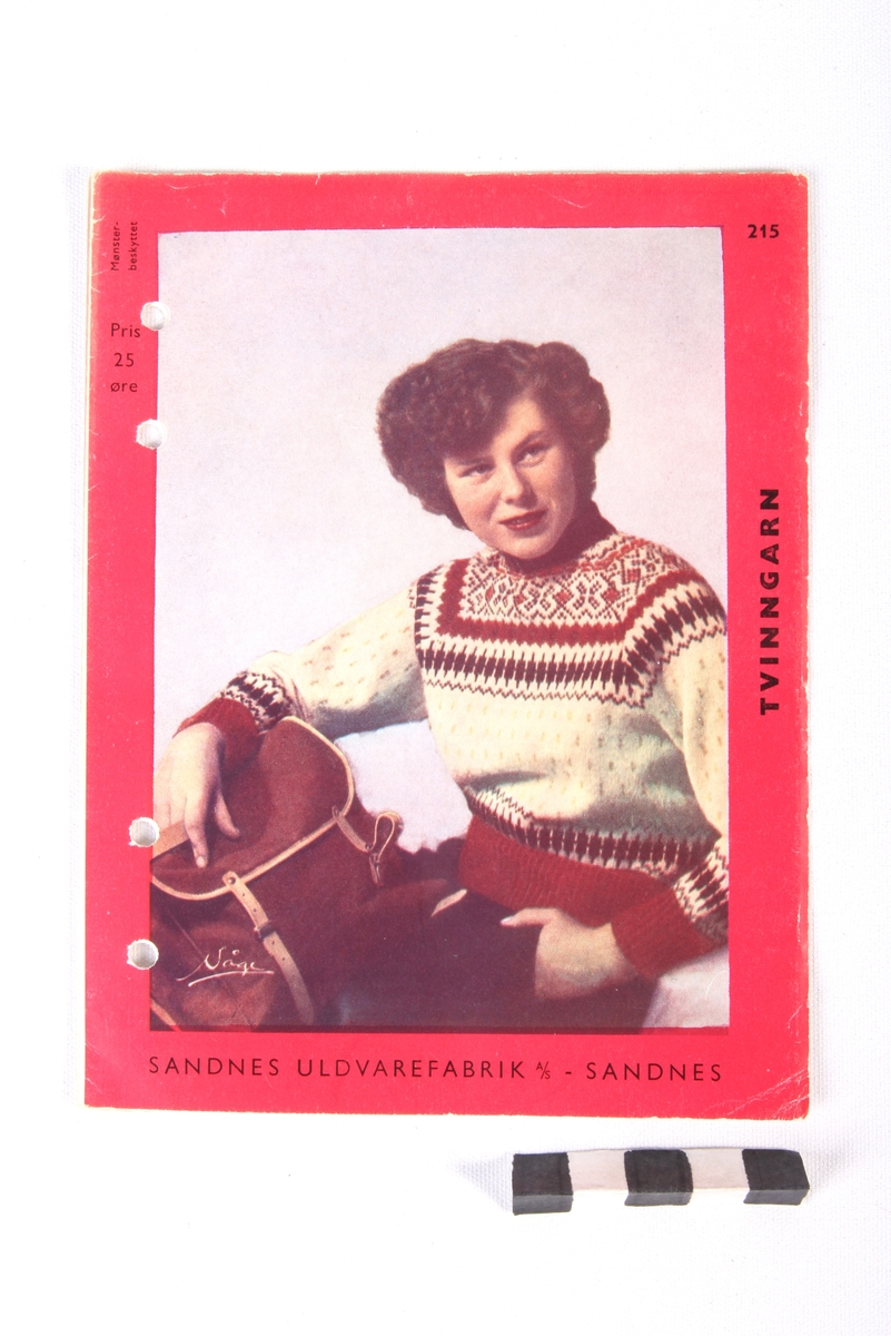Kvinne iført strikket genser med mønster på bolen og langs nedre kant og ermer.