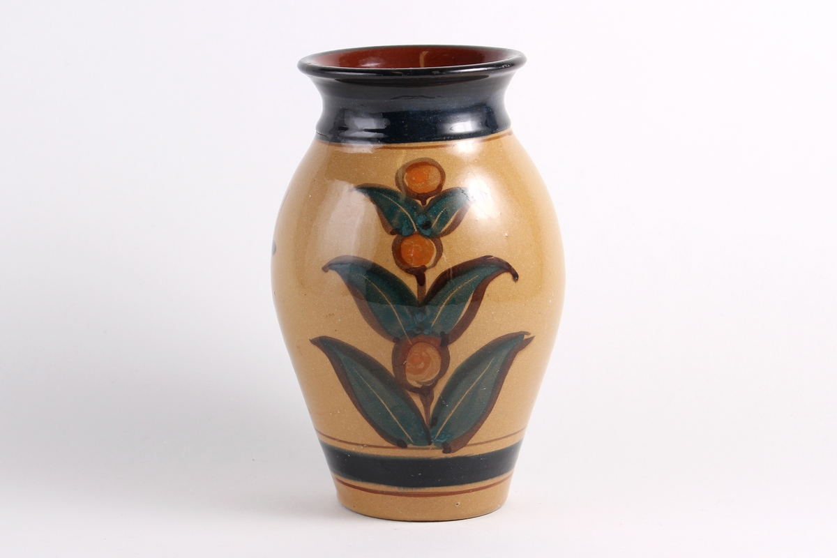 Vase dekorert med bladmotiv.