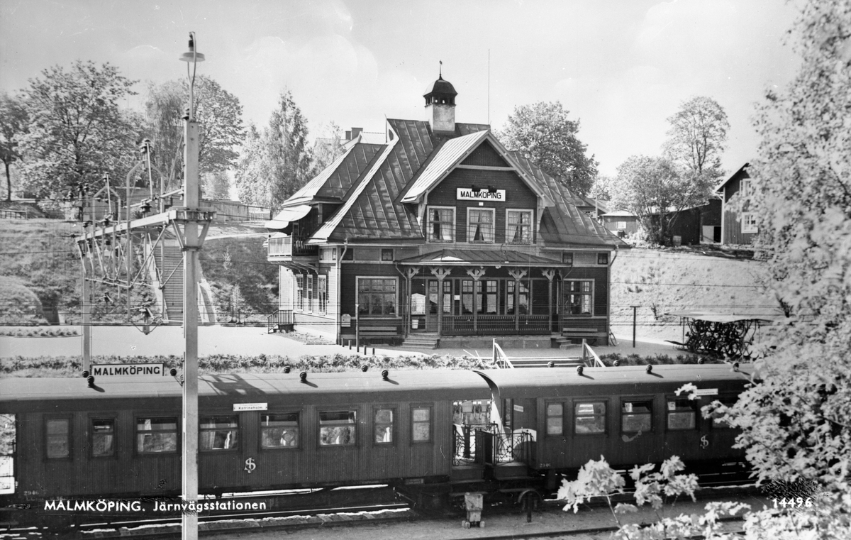 Järnvägsstationen i Malmköping. På spåret, Statens Järnvägar, SJ CC2 2946.
