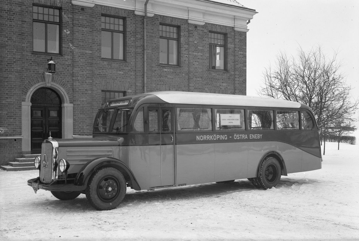 Leveransfoto av MB-buss tillverkad för Omnibussägare Hilda Passel, Norrköping. Linjen Norrköping - Östra Eneby. Karossen tillverkad av Aktiebolaget Svenska Järnvägsverkstäderna, ASJ.