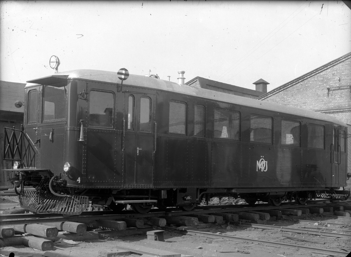 Motorvagn ägd av Mellersta Östergötland Järnväg, MÖJ mv 4. Tillverkad av Hässleholms mekaniska verkstad 1936. Bilder tagna strax före leverans.