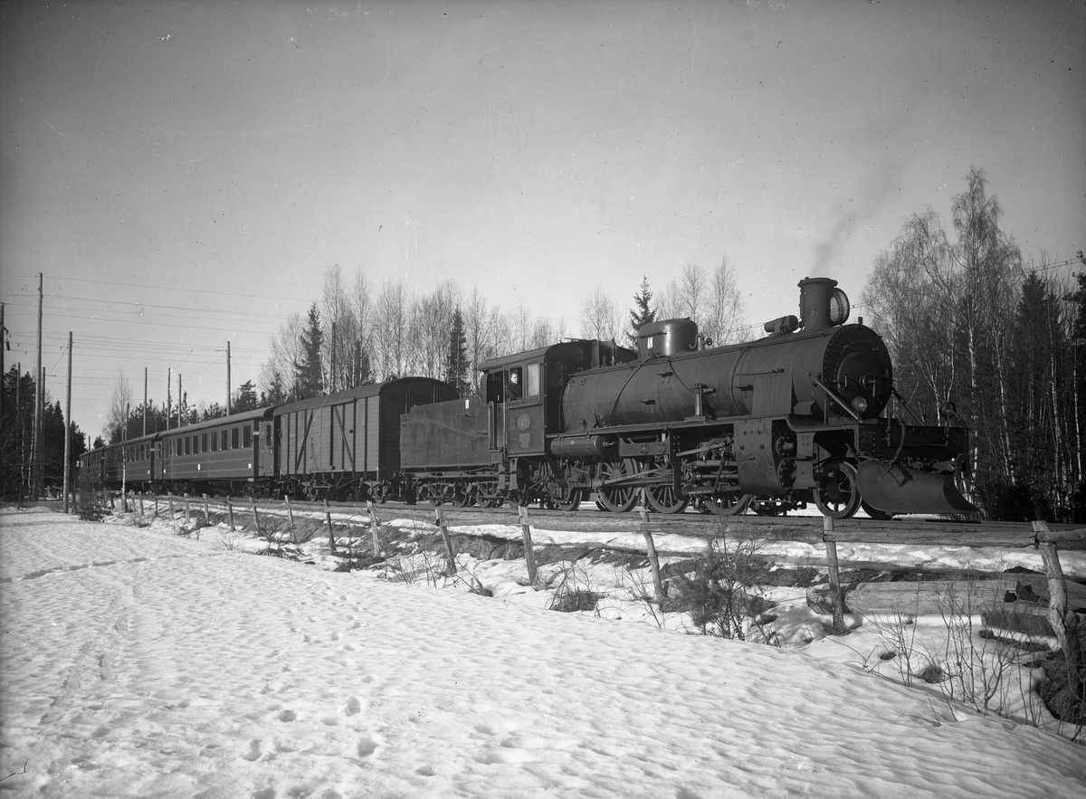 SRJ lok 27. Ånglok med persontåg. Loket tillverkades 1920 av Henschel och Sohn Kassel i Tyskland, tillverkningsnummer H&S 17606. på 1950-talet uthyrdes till Sveriges Järnvägar och då blev försett med treaxlig tender. Skrotades 1962.