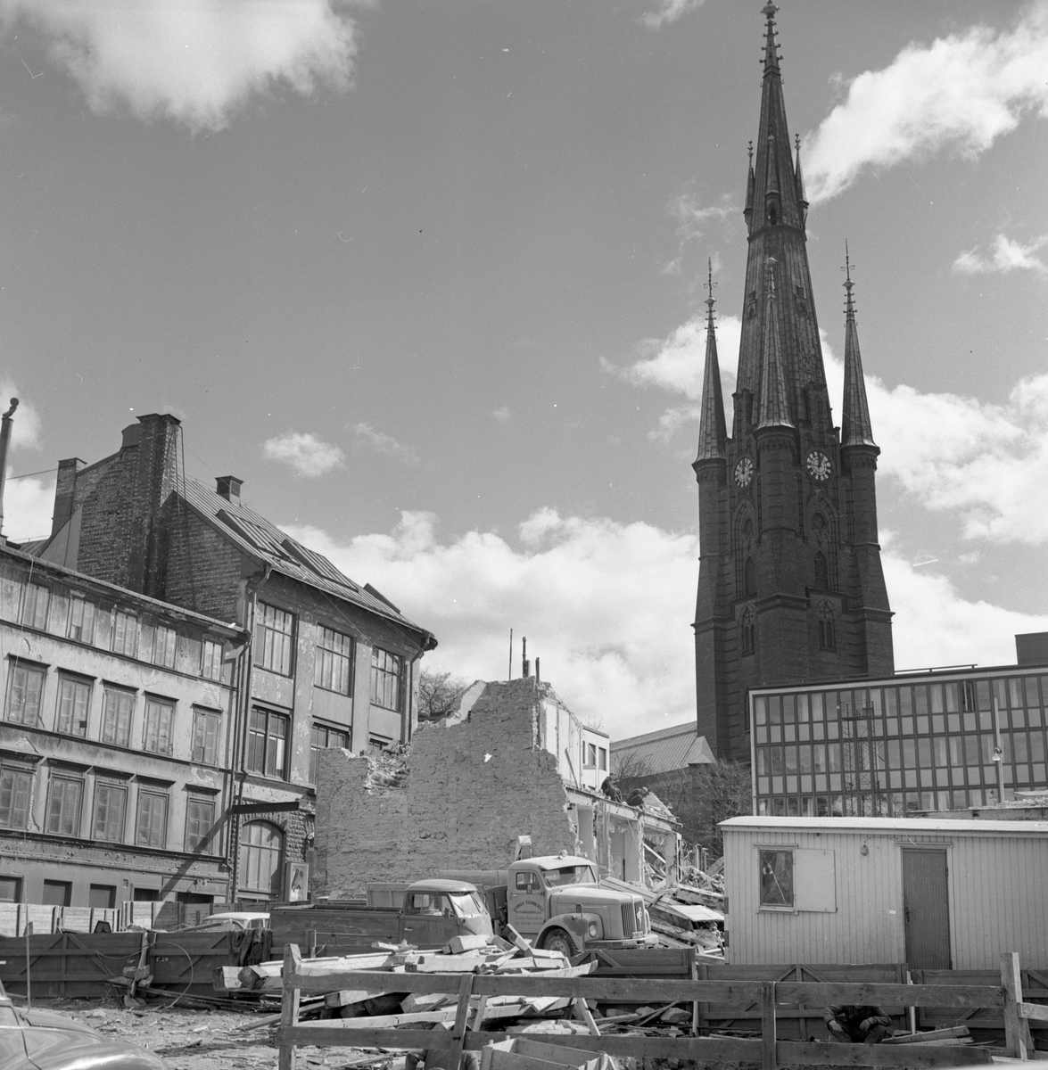 Rivning av SWB-huset, 1961. S:ta Clara kyrka i bakgrunden.
SWB-huset var en kontors- och bostadsbyggnad som tillhörde Stockholm–Västerås–Bergslagens Järnvägar och var beläget vid Vasagatan 24, Stockholm.