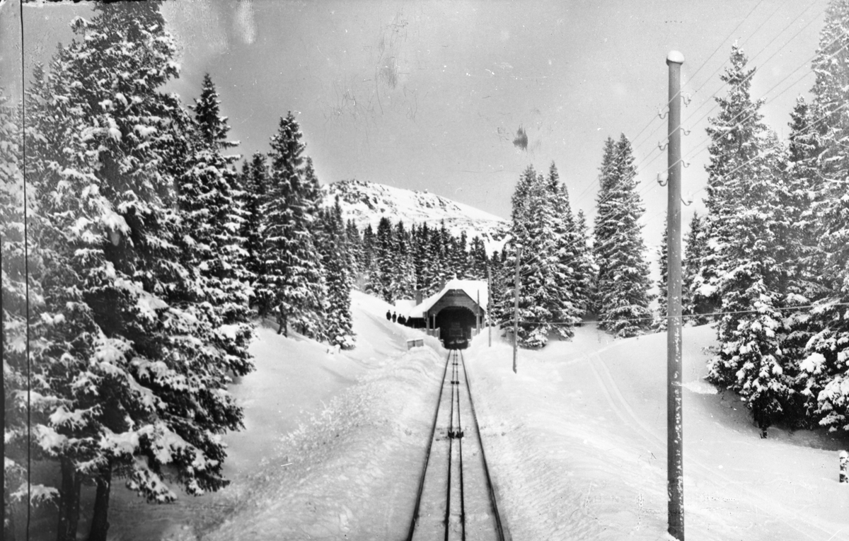 Bergbanan byggdes mellan åren 1908 och 1910. Detta var den första fasta förbindelsen upp till fjället.