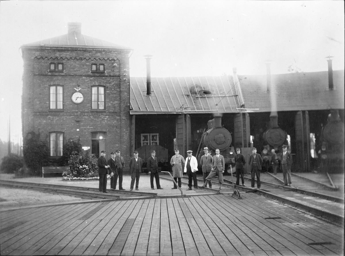 Lokstationen med personal. Lokstall med 22 platser uppfört 1877, utbyggt 1895 och nedlagt som lokstall 1958.
Ångloken är från vänster Statens Järnvägar, SJ Md 917, E samt A.
TT