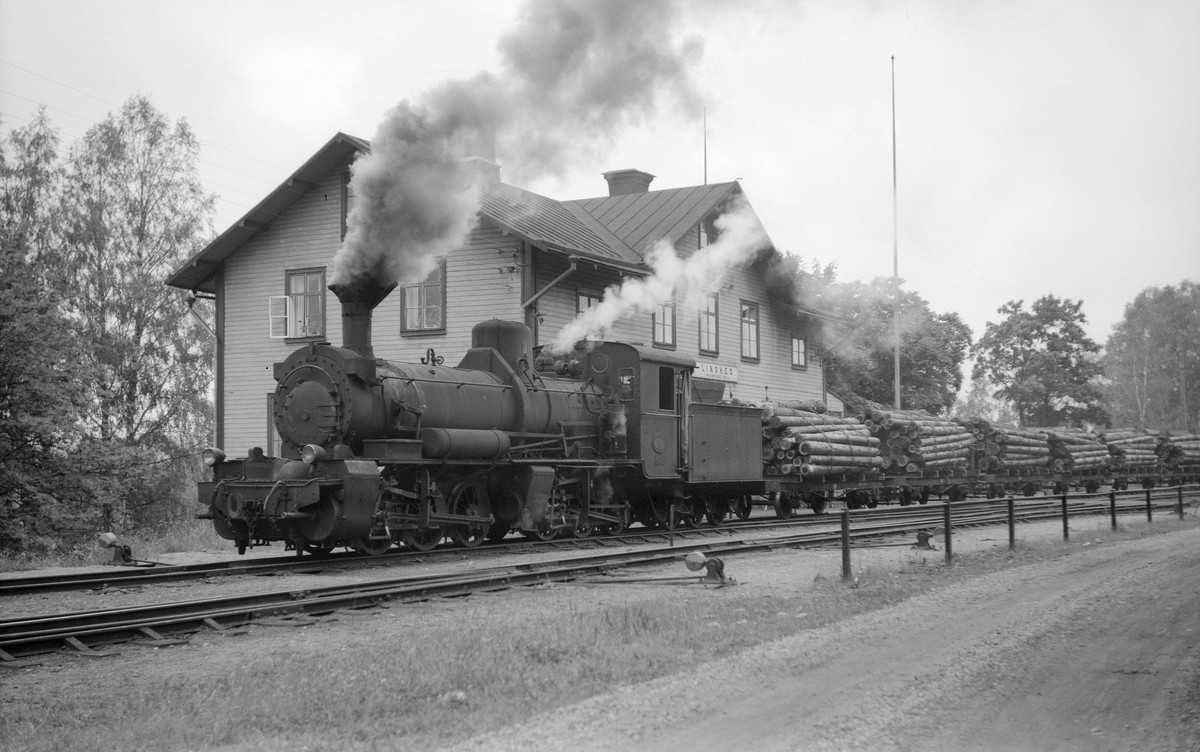 Dala - Ockelbo - Norrsundets Järnväg, DONJ lok 8 med timmervagnar. Malletlok.