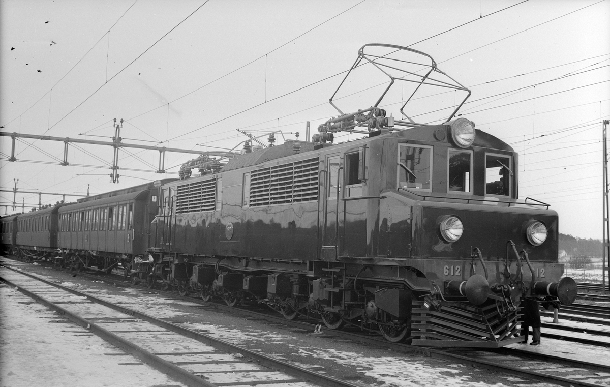 Statens Järnvägar, SJ M 612 1090. Loktypen med  axelanordningen CoCo erhöll vid leveranserna 1944-45, litterabeteckningen M, vilken under 1956 efter leverans av andra Ma-lokserien ändrades tilll Mg.