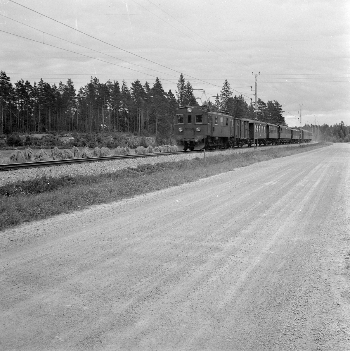Statens Järnvägar, SJ D lok. Resandetåg norr om Sala. De första D-loken hade träkorg, medan de senare fick nitad stålkorg. D-loken var de första stålkorgsloken.