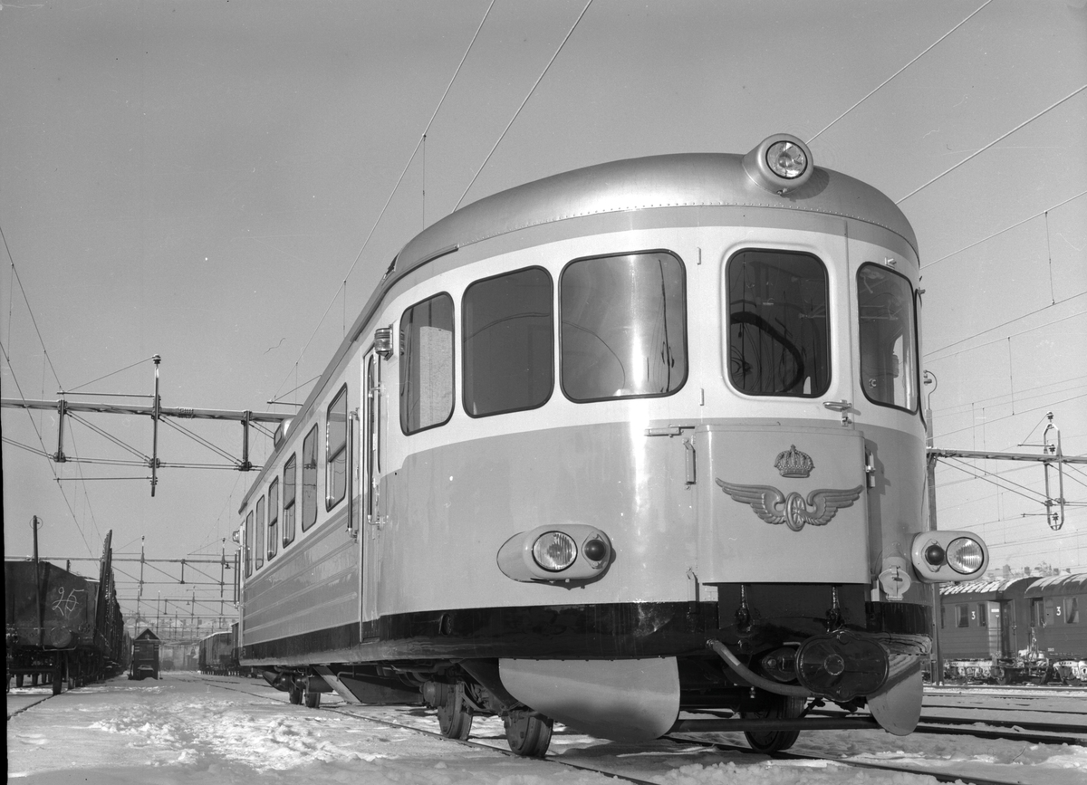 Statens Järnvägar, SJ Yco6 812. Motorvagn med stålkorg. De första fordonen insattes i ordinarie trafik i juni 1953.