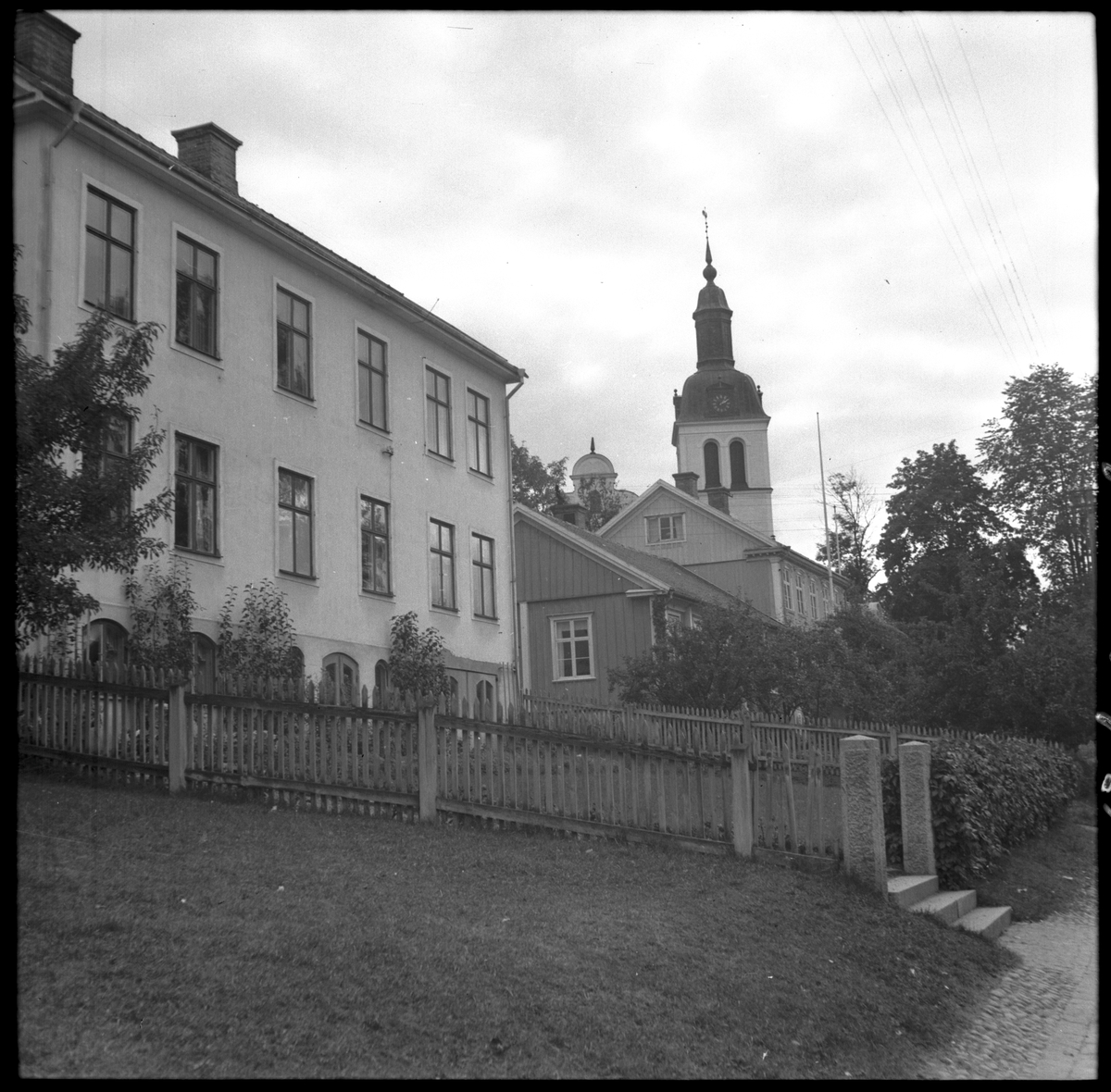 Närmast i bild kv Brahe 9 (Brahegatan 30), därnäst kv Brahe 2 (fd Gränna pedagogi, Brahegatan 28). I bakgrunden syns Gränna kyrka.