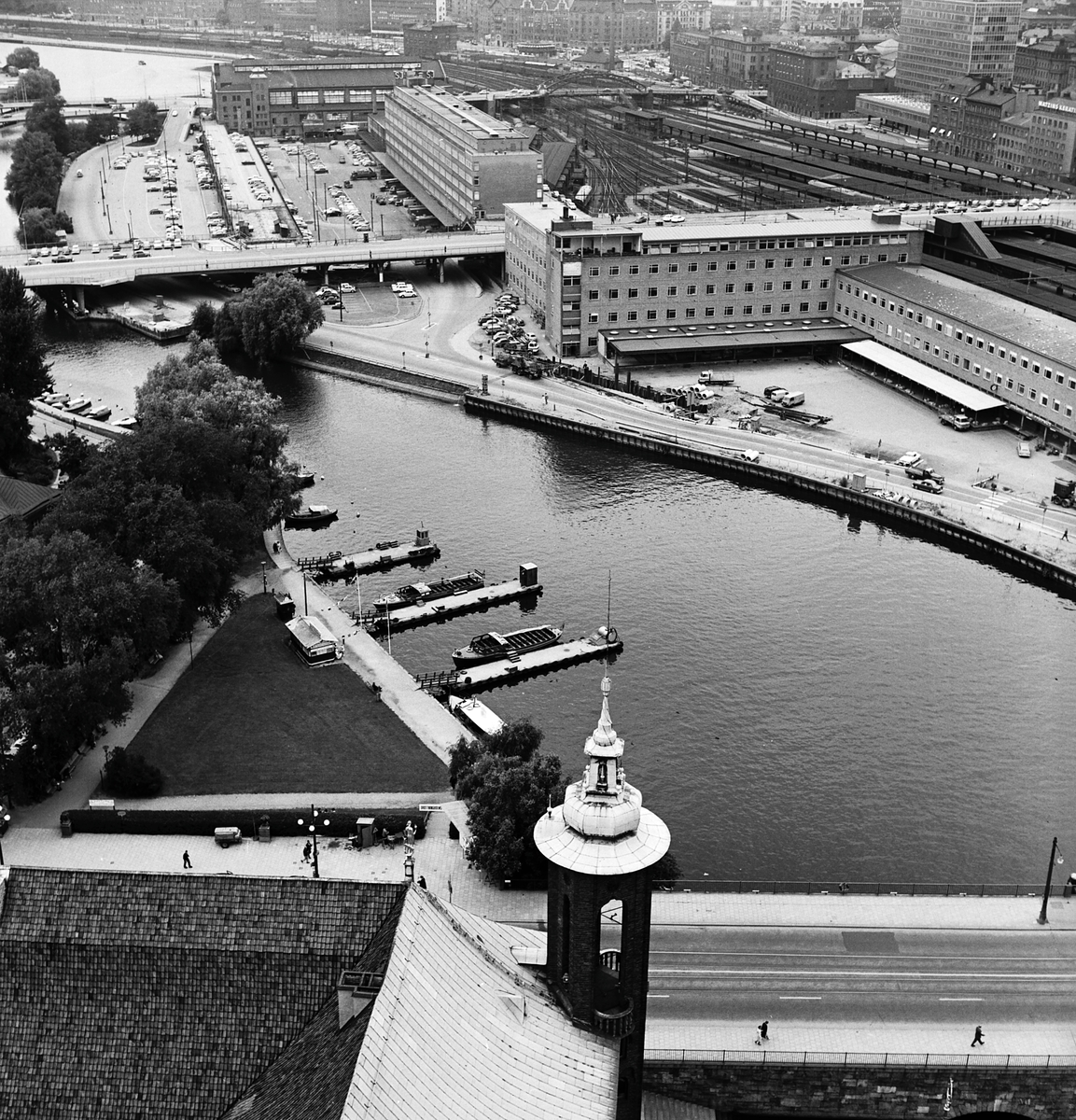 Stockholm Central sedd från Stadshusets torn. Överst i bild skymtar Norra Bantorgets stationshus. Bron närmast i bild är Stadsbron, där bortom Klarabergsviadukten, och i bildens övre del syns Kungsbron.