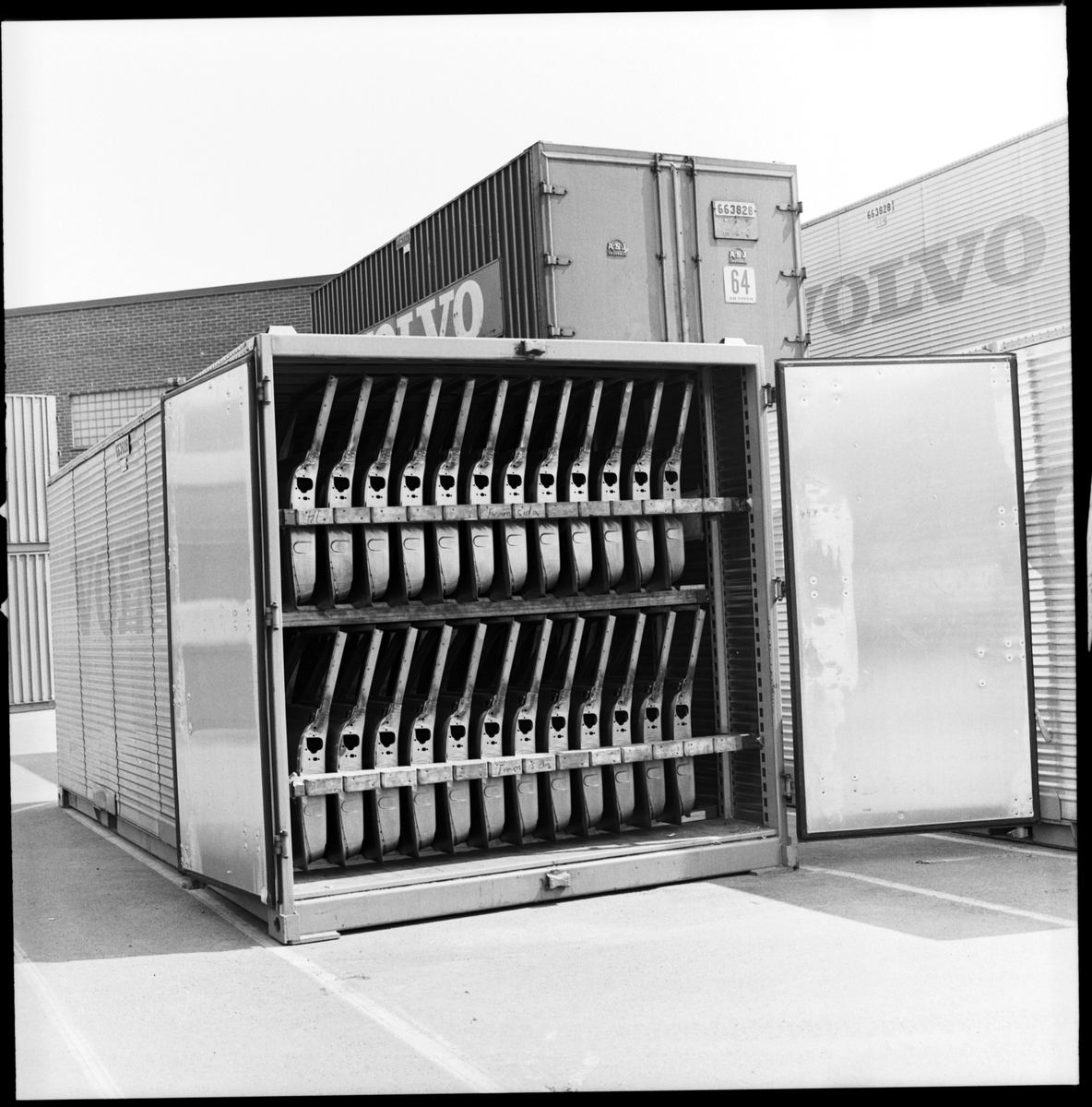 Container med packeterade bildörrar från Volvo.