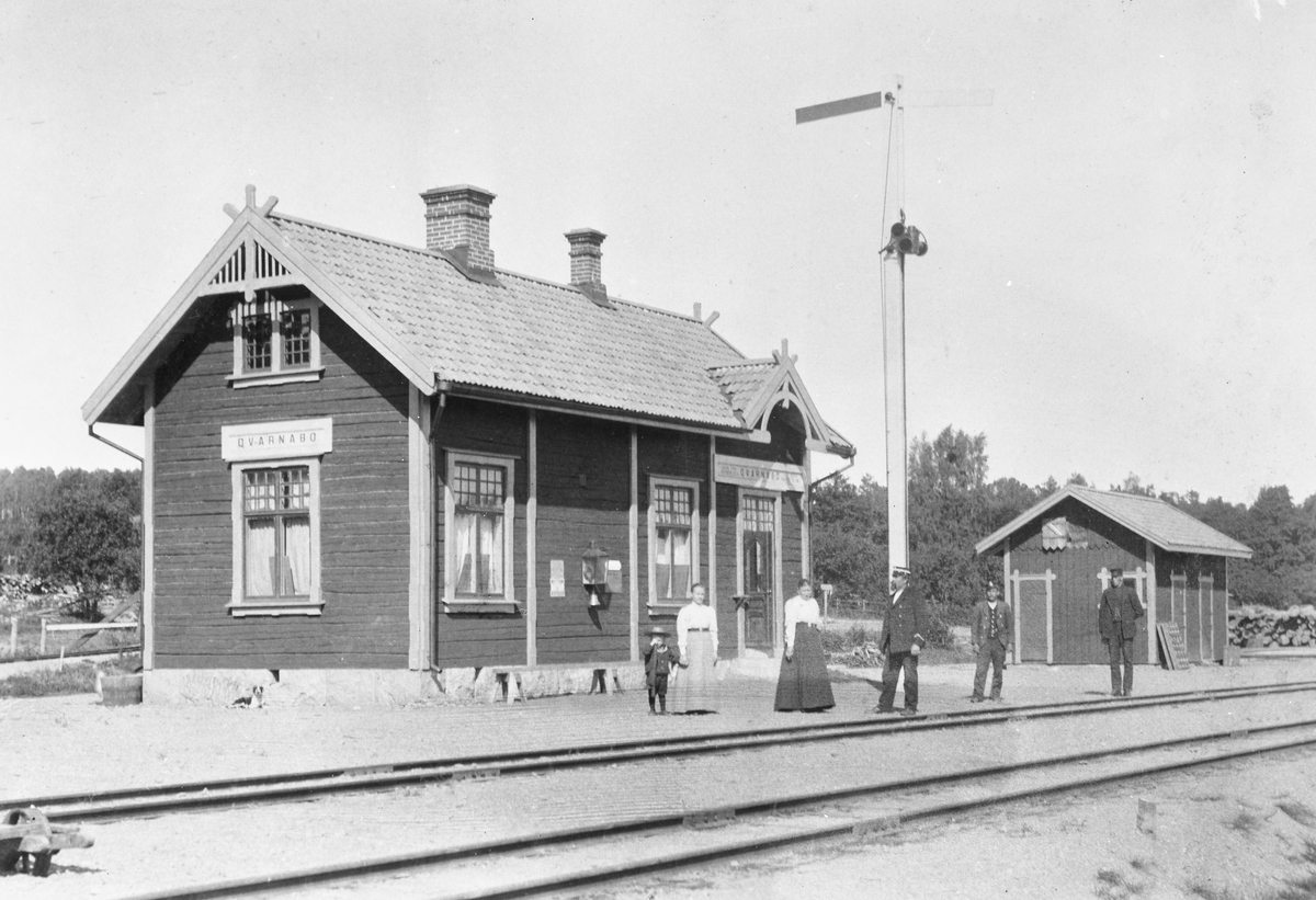 Hållplats anlagd 1898. Liten envånings stationsbyggnad i trä.
VGJ ,Västergötland - Göteborgs Järnväg
(Kvarnabo)