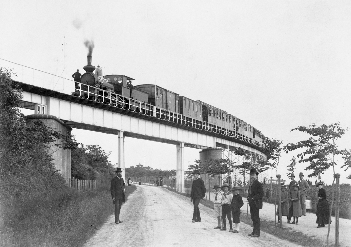 SHJ 10 "Lagan" med tåg på viadukten i Helsingborg.
SHJ , Skåne - Hallands Järnväg.