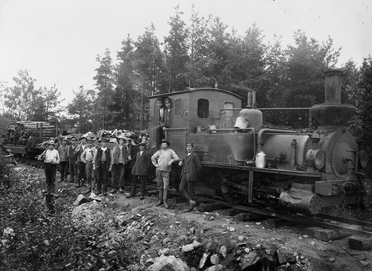 Arbetståg vid Trollhättan - Nossebro Järnväg,TNJ, byggnad 1914. Loket är VGJ 13, före detta Skara - Kinnekulle - Vänerns, SKWJ, lok 2 "WENERN". Loket är inhyrt från VGJ och användes som dragkraft till tågen vid banans rälsläggning och grusning.