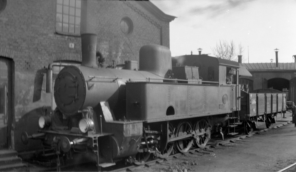 Statens Järnvägar, SJ N 1245 saknar här överhettare vilket loket fick 1925. Belysningen ändrades till förenklad AGA med samma lyktor 1918. Vagnen som växlas är en I3 eller kanske redan Is.
TT
