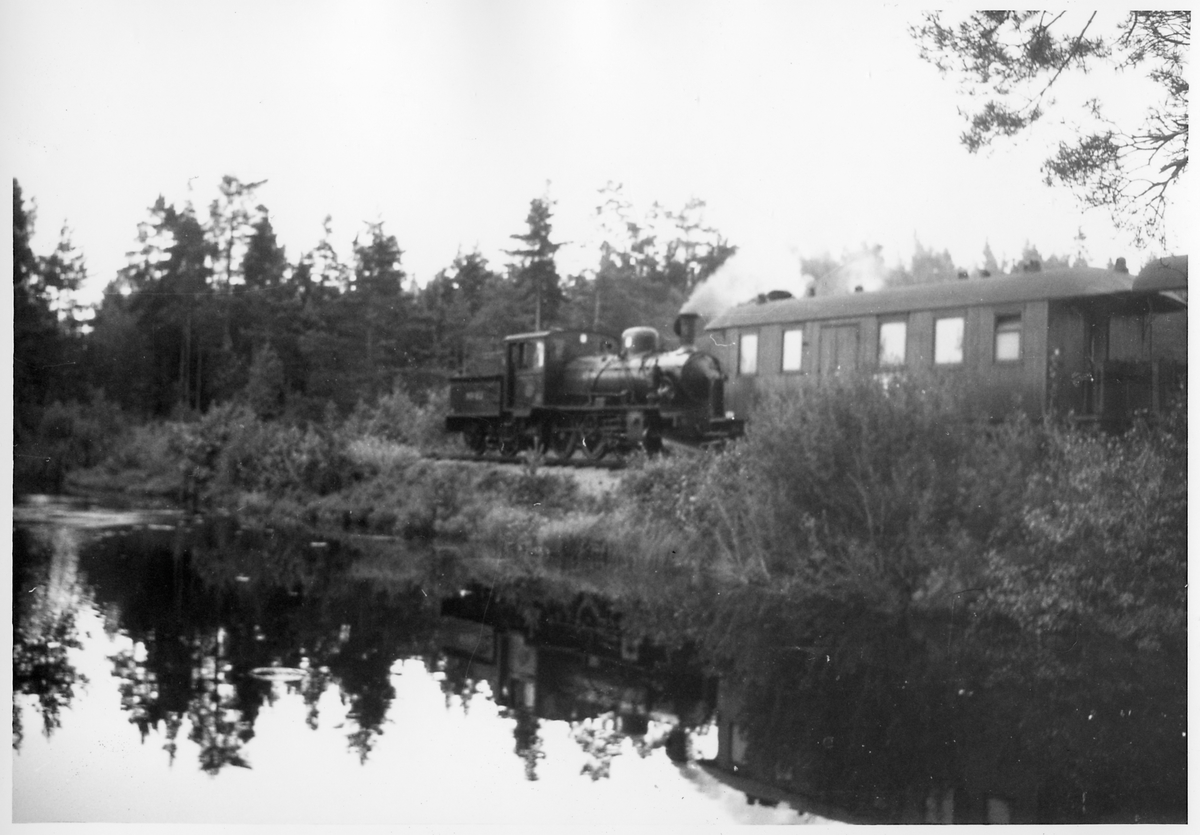 Norsholm-Västervik-Hultsfreds Järnväg, NVHJ lok 22 gör uppehåll för vattentagning i en sjö på linjen mellan Väderum-Tanum.