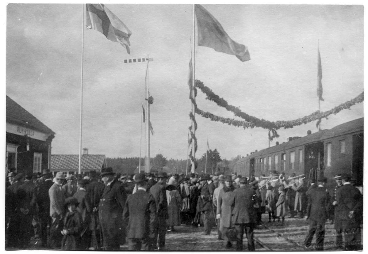 Invigning av Rumskulla station.
Banan öppnades för allmän trafik den 11 oktober 1924. Invigningen var den 10 oktober.
