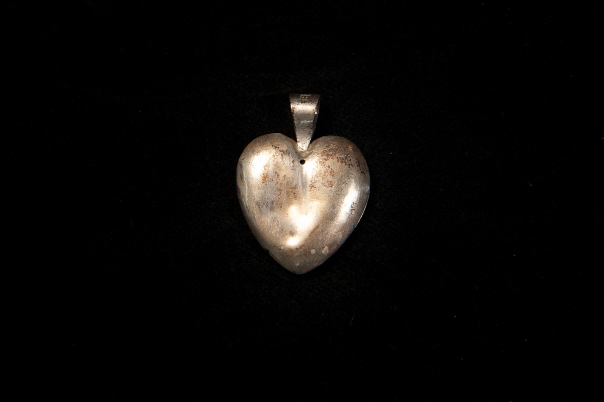Ett hjärtformat hänge av silver. Enkel modell. Stämplat på fästet.