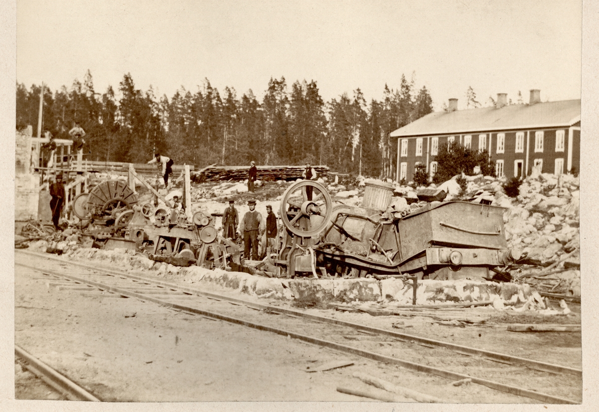Vrak efter, Marma-Sandarne järnväg, MaSJ lok "Loke". Innebränt i den nedbrunna verkstaden vid Askesta år 1869.