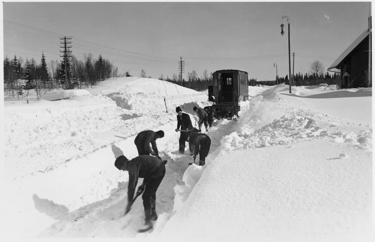 Björvallen 1936.
Snöskottning för att snöplogen som fastnat skall kunna borttagas.
Tidigare namn Raftsjön. Hållplats anlagd 1912.