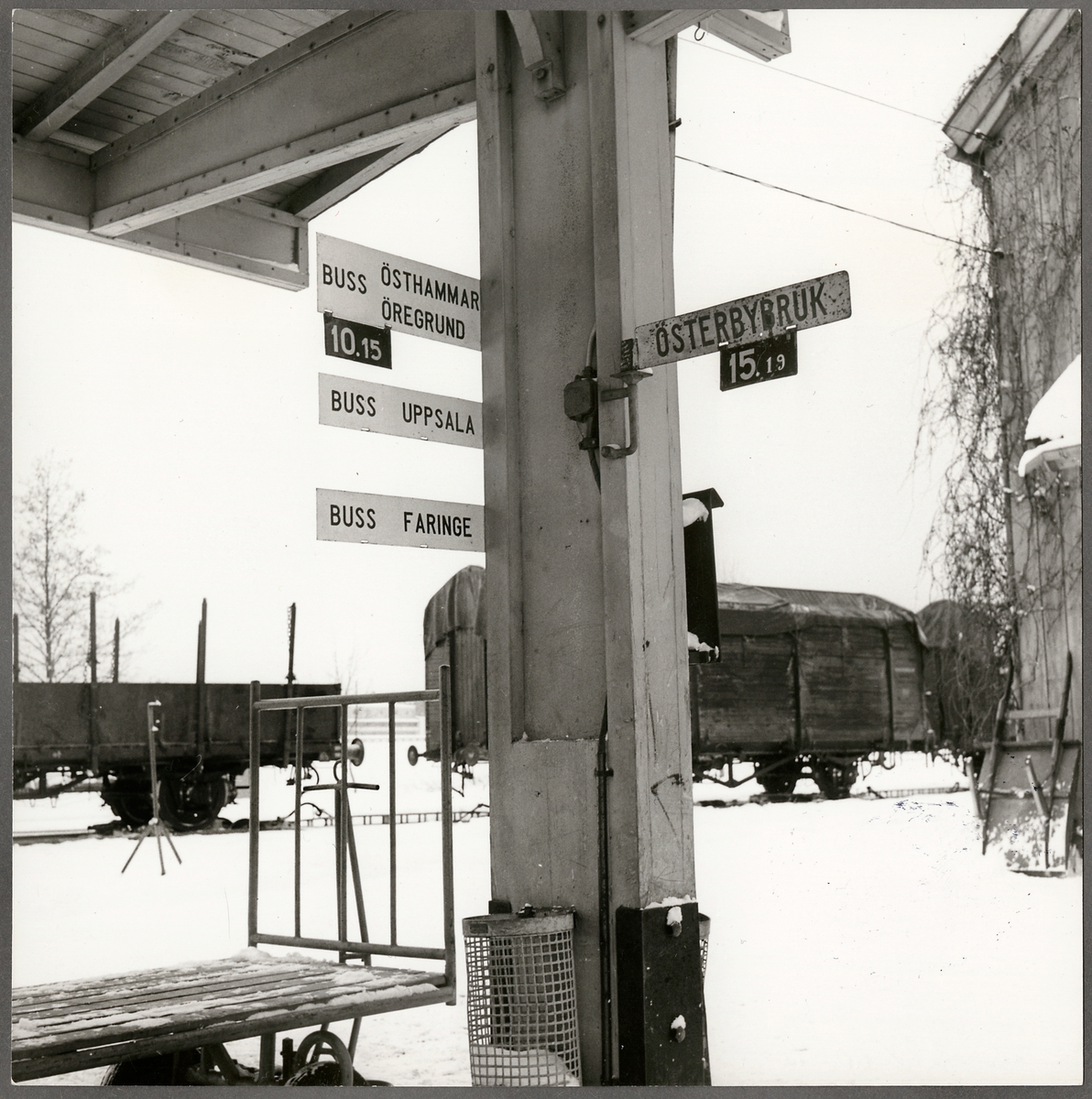 Del av stationsområdet vid Gimo station. Bilden tagen i samband med nedläggningen av bandelen Faringe-Gimo, 1960-02-01.