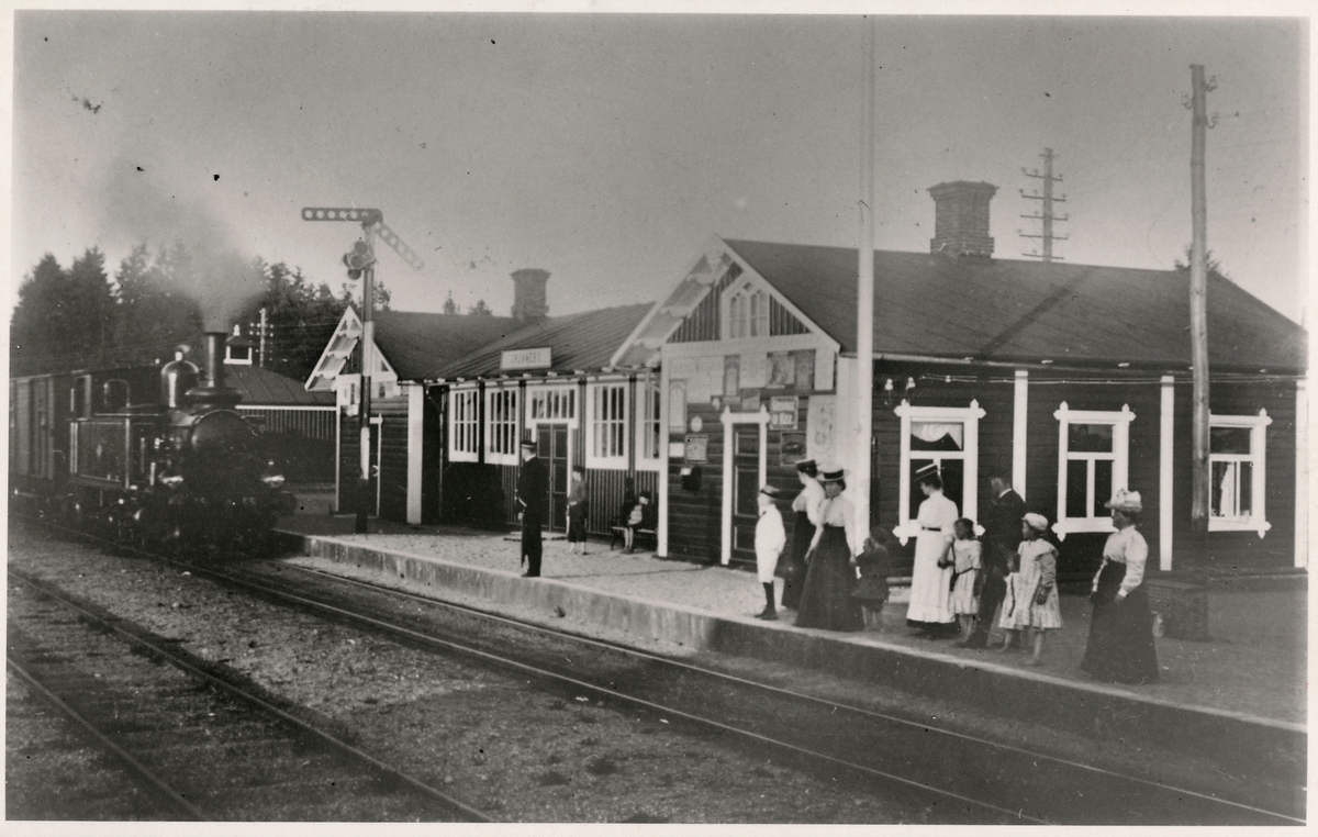 Grunnebo station juni 1909, kvällståget mot Uddevalla med UVHJ lok 15. Stationsföreståndare G. Adolf Olsson.