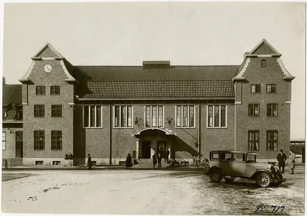 Tvåvånings Stationshus I Sten, Byggt 1863. Tillbyggt 1876 Och 1890 ...